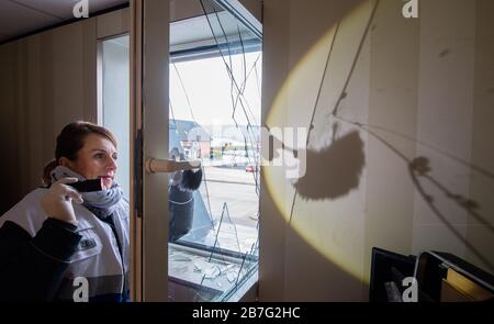 Hannover, Germania. 3 marzo 2020. Margarita Kahlmeyer, sovrintendente capo della polizia di Hannover, assicura le tracce su un vetro rotto della finestra dopo un rodaggio. Il servizio di indagine penale a lungo termine è responsabile della registrazione centralizzata della scena criminale e della garanzia di prove in caso di furto, furto, rapina e indagini sulla causa di morte. Credit: Julian Stratenschulte/dpa/Alamy Live News Foto Stock