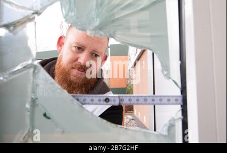 Hannover, Germania. 3 marzo 2020. Thorsten Wistuba-Büsing, tecnico forense, protegge le tracce su un pannello della finestra rotto dopo un rodaggio. Il Servizio investigativo sulla criminalità è responsabile della registrazione centralizzata delle scene criminali e della sicurezza delle prove in caso di furto, furto, rapina e indagini sulla causa di morte. Credit: Julian Stratenschulte/dpa/Alamy Live News Foto Stock