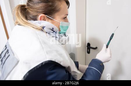 Hannover, Germania. 3 marzo 2020. Margarita Kahlmeyer, sovrintendente alle indagini penali presso il Servizio permanente di rilevamento (KDD) del Dipartimento di polizia di Hannover, assicura le tracce di DNA dopo un rodaggio. Il KDD assume il controllo della scena criminale centrale di registrazione e forensi in casi di furti, furti, rapine e indagini sulla causa della morte. Credit: Julian Stratenschulte/dpa/Alamy Live News Foto Stock