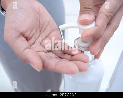 Primo piano pompa per bottiglie in plastica con gel per mani imbevuto di alcol. Igienizzante per mani, gel detergente, alcool, Rub. Foto Stock