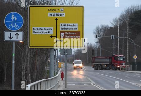 Stralsund, Germania. 16 Marzo 2020. La diga di Rügen è un collegamento di trasporto dalla terraferma all'isola di Rügen. A causa della diffusione del coronavirus, tutti gli stati costieri della Germania del Nord chiuderanno le loro isole nel Mare del Nord e del Mar Baltico ai turisti da lunedì in poi. Nel Mecklenburg-Vorpommern, le misure riguarderebbero anche l'isola di Rügen. Credit: Stefan Sauer/dpa-Zentralbild/dpa/Alamy Live News Foto Stock