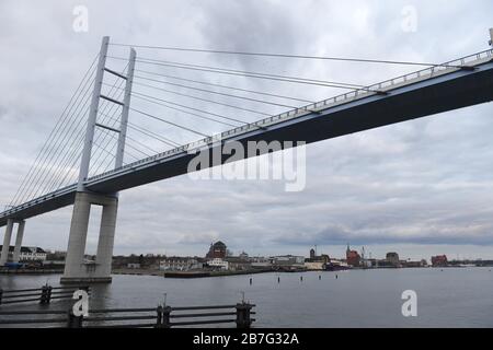 Stralsund, Germania. 16 Marzo 2020. Il ponte Rügen è un collegamento di trasporto dalla terraferma all'isola di Rügen. A causa della diffusione del coronavirus, tutti gli stati costieri della Germania del Nord chiuderanno le loro isole nel Mare del Nord e del Mar Baltico ai turisti da lunedì. Nel Mecklenburg-Vorpommern, le misure riguarderebbero anche l'isola di Rügen. Credit: Stefan Sauer/dpa-Zentralbild/dpa/Alamy Live News Foto Stock