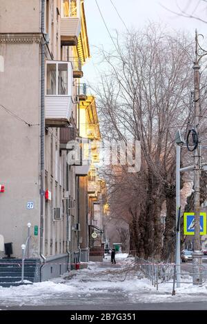 Passaggio chiuso a causa dello scarico della neve dal tetto. Pulizia dell'edificio dal ghiaccio. La strada è bloccata da una burocrazia. Foto Stock