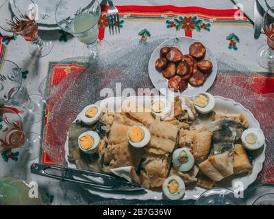 Piatto con uova sode e pesce fresco sul tavolo di Natale Foto Stock