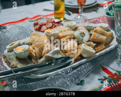 Piatto con uova sode e pesce fresco sul tavolo di Natale Foto Stock