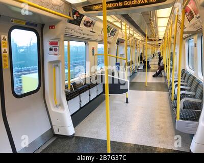 Una carrozza scarsamente riempita su un treno sotterraneo nella parte ovest di Londra, il maggior numero di dipendenti della capitale ha scelto di lavorare da casa. Foto Stock