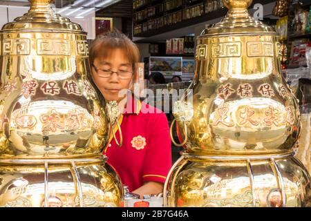 Singapore - 5 Luglio 2019: Donna che serve in un negozio di tè su Smith atreet. Questa è una delle strade principali di Chinatown. Foto Stock