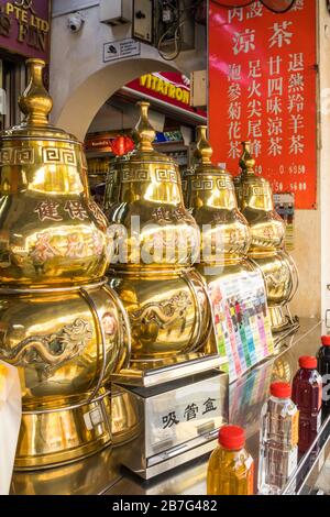 Singapore - 5 Luglio 2019: Urne di ottone in un negozio di tè su Smith atreet. Questa è una delle strade principali di Chinatown. Foto Stock