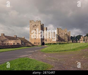 Castello Bolton villaggio con Bolton Castello, Wensleydale, Yorkshire Foto Stock