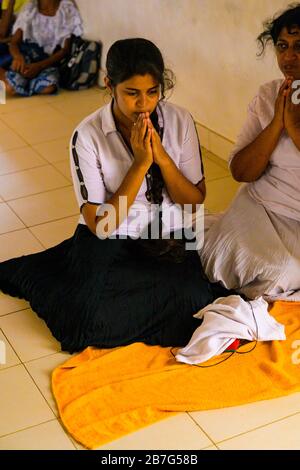 Sri Lanka Anuradhapura Sri Maha Bodhi tempio tempio tempio tempio complesso originale taglio 3 ° secolo AC Principessa Santhamitta adoratori pregare inginocchiati Foto Stock