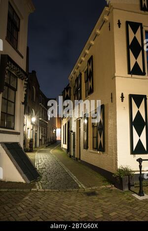 Vicolo stretto nel centro storico di Schiedam, Olanda Foto Stock