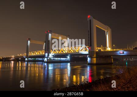 Ponte di Botlek di notte. Moderno ponte di sollevamento verticale sul fiume 'Old Mosa' (olandese: Oude Maas) vicino a Rotterdam, Paesi Bassi. Foto Stock