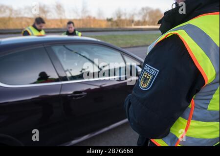 16 marzo 2020, Saarland, Saarbrücken: I funzionari della polizia federale controllano gli autisti che entrano in Germania dalla Francia. I cittadini francesi possono entrare in Germania solo se possono dimostrare di lavorare in Germania. Foto: Oliver Dietze/dpa Foto Stock