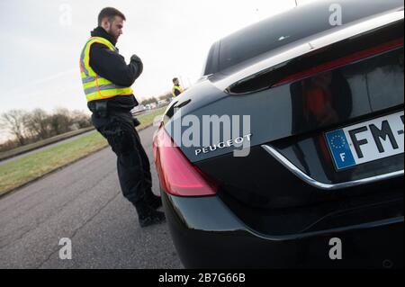 16 marzo 2020, Saarland, Saarbrücken: I funzionari della polizia federale controllano gli autisti che entrano in Germania dalla Francia. I cittadini francesi possono entrare in Germania solo se possono dimostrare di lavorare in Germania. Foto: Oliver Dietze/dpa Foto Stock