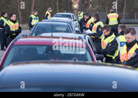 16 marzo 2020, Saarland, Saarbrücken: I funzionari della polizia federale controllano gli autisti che entrano in Germania dalla Francia. I cittadini francesi possono entrare in Germania solo se possono dimostrare di lavorare in Germania. Foto: Oliver Dietze/dpa Foto Stock