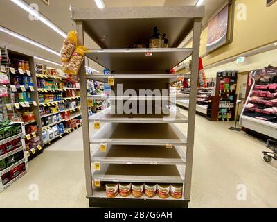 Montecito, California, Stati Uniti. 15 Mar 2020. Gli scaffali vuoti del deposito della drogheria a Vars è una vista insolita in Montecito benestante, California. Acqua, pane, latte, patate, carne, banane, zuppe e altri prodotti in scatola sono gli articoli più esauriti. Un Supervisore ha detto che è stato ordinato più cibo, ma la consegna è stata ritardata e non vi è alcuna indicazione quando riprenderà. Anche alle 9:00 di domenica, i clienti stavano inondando, tra le notizie di quarantena imminente per gli anziani oltre i 65 anni da CaliforniaÃs Governor oggi, e l'annuncio che bar e nightclubs chiuderanno. L'ultimo rapporto è Foto Stock