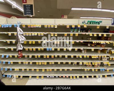 Montecito, California, Stati Uniti. 15 Mar 2020. Gli scaffali vuoti del deposito della drogheria a Vars è una vista insolita in Montecito benestante, California. Acqua, pane, latte, patate, carne, banane, zuppe e altri prodotti in scatola sono gli articoli più esauriti. Un Supervisore ha detto che è stato ordinato più cibo, ma la consegna è stata ritardata e non vi è alcuna indicazione quando riprenderà. Anche alle 9:00 di domenica, i clienti stavano inondando, tra le notizie di quarantena imminente per gli anziani oltre i 65 anni da CaliforniaÃs Governor oggi, e l'annuncio che bar e nightclubs chiuderanno. L'ultimo rapporto è Foto Stock