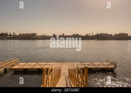 Molo del traghetto lungo la sponda orientale del Nilo a Luxor Foto Stock