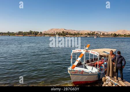 Luxor, Egitto - 26 dicembre 2019: Traghetti pubblici Baladi costano 5 EGP5 per attraversare il fiume Nilo Foto Stock