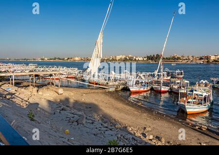 Luxor, Egitto - 26 dicembre 2019: Battelli pubblici Baladi attraccano presso il molo sulla riva orientale del fiume Nilo Foto Stock