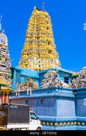 Asia meridionale Sri Lanka Matale Sri Muthumariamman Thevasthanam Hindu Temple costruito 1874 32.9 m 108 piedi di altezza Gopuram Raja Koburum 'ornato torre decorata Foto Stock