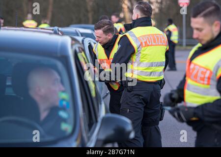 16 marzo 2020, Saarland, Saarbrücken: I funzionari della polizia federale controllano gli autisti che entrano in Germania dalla Francia. I cittadini francesi possono entrare in Germania solo se possono dimostrare di lavorare in Germania. Foto: Oliver Dietze/dpa Foto Stock