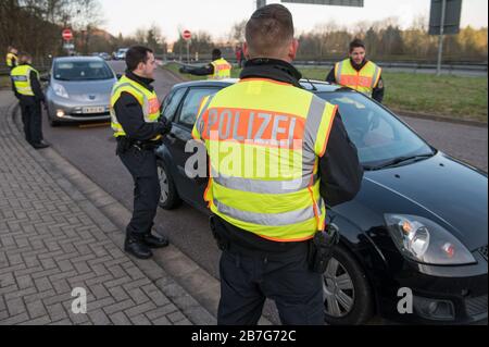 16 marzo 2020, Saarland, Saarbrücken: I funzionari della polizia federale controllano gli autisti che entrano in Germania dalla Francia. I cittadini francesi possono entrare in Germania solo se possono dimostrare di lavorare in Germania. Foto: Oliver Dietze/dpa Foto Stock