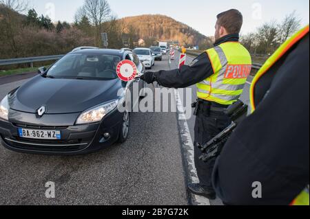 16 marzo 2020, Saarland, Saarbrücken: I poliziotti federali arrestano un'automobile che entra in Germania dalla Francia. I cittadini francesi possono entrare in Germania solo se possono dimostrare di lavorare in Germania. Foto: Oliver Dietze/dpa Foto Stock