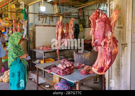 Asia meridionale Sri Lanka Kandy Sinhala Provincia Centrale antica capitale alimentare Municipale mercato centrale macellaio carne su tavoli rosso gancio ferroviario Foto Stock