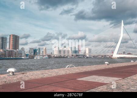 Rotterdam - 12 febbraio 2019: Rotterdam, l'Olanda skyline del centro al crepuscolo, strada in primo piano, Olanda del Sud, Rotterdam, Olanda Foto Stock