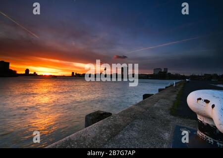 Rotterdam - 12 febbraio 2019: Rotterdam, Paesi Bassi la torre Euromast Rotterdam di notte .Canal in primo piano al tramonto. Rotterdam, The Foto Stock