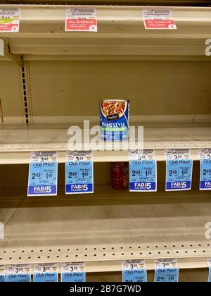 Montecito, California, Stati Uniti. 15 Mar 2020. Gli scaffali vuoti del deposito della drogheria a Vars è una vista insolita in Montecito benestante, California. Acqua, pane, latte, patate, carne, banane, zuppe e altri prodotti in scatola sono gli articoli più esauriti. Un Supervisore ha detto che è stato ordinato più cibo, ma la consegna è stata ritardata e non vi è alcuna indicazione quando riprenderà. Anche alle 9:00 di domenica, i clienti stavano inondando, tra le notizie di quarantena imminente per gli anziani oltre i 65 anni da CaliforniaÃs Governor oggi, e l'annuncio che bar e nightclubs chiuderanno. L'ultimo rapporto è Foto Stock