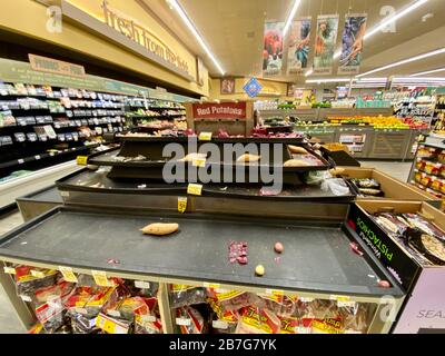 Montecito, California, Stati Uniti. 15 Mar 2020. Gli scaffali vuoti del deposito della drogheria a Vars è una vista insolita in Montecito benestante, California. Acqua, pane, latte, patate, carne, banane, zuppe e altri prodotti in scatola sono gli articoli più esauriti. Un Supervisore ha detto che è stato ordinato più cibo, ma la consegna è stata ritardata e non vi è alcuna indicazione quando riprenderà. Anche alle 9:00 di domenica, i clienti stavano inondando, tra le notizie di quarantena imminente per gli anziani oltre i 65 anni da CaliforniaÃs Governor oggi, e l'annuncio che bar e nightclubs chiuderanno. L'ultimo rapporto è Foto Stock