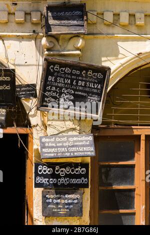 Asia meridionale Sri Lanka Kandy Sinala Provincia Centrale antica capitale vecchie scuderie Ufficio professionale Surveyors Attorneys Notaries Foto Stock