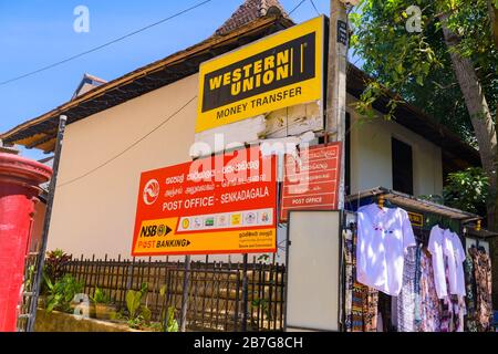 Asia meridionale Sri Lanka Kandy Sinhala Provincia Centrale antica capitale Western Union trasferimento di denaro Ufficio postale Senkadagala cabina di vestiti di scatola di lettere rossa Foto Stock