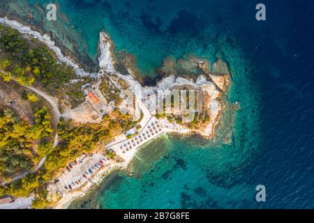 Isola aerea di Thassos Grecia vista sulla spiaggia di Karnagio Bay / Limenas, Thassos Town Foto Stock