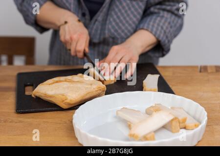 Fare salsicce bianche bavaresi a casa, taglio lardo Foto Stock