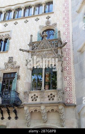 Barcellona, Spagna - 23 maggio 2019: Finestra con scultura floreale sull'appartamento accanto alla Casa Battlo Foto Stock