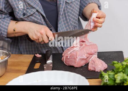 Preparare salsicce bianche bavaresi a casa, preparare la carne Foto Stock