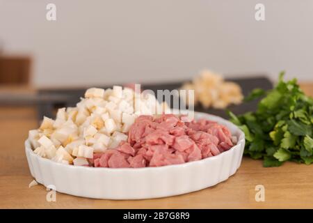 Fare salsicce bianche bavaresi a casa, lardo e vitello tagliato a cubetti che giace in ciotola bianca Foto Stock