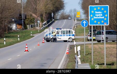 Neuhaus am Inn, Germania. 16 Marzo 2020. Gli agenti di polizia si trovano in un punto di controllo sulla strada federale B512 vicino a Neuhaus am Inn, al confine con l'Austria. La Germania ha deciso di chiudere i suoi confini almeno in parte a causa della diffusione del coronavirus. Credit: Sven Hoppe/dpa/Alamy Live News Foto Stock