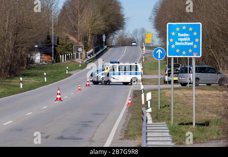 Neuhaus am Inn, Germania. 16 Marzo 2020. Gli agenti di polizia si trovano in un punto di controllo sulla strada federale B512 vicino a Neuhaus am Inn, al confine con l'Austria. La Germania ha deciso di chiudere i suoi confini almeno in parte a causa della diffusione del coronavirus. Credit: Sven Hoppe/dpa/Alamy Live News Foto Stock