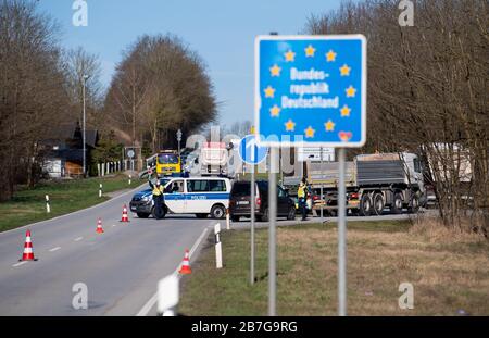 Neuhaus am Inn, Germania. 16 Marzo 2020. Gli agenti di polizia si trovano in un punto di controllo sulla strada federale B512 vicino a Neuhaus am Inn, al confine con l'Austria. La Germania ha deciso di chiudere i suoi confini almeno in parte a causa della diffusione del coronavirus. Credit: Sven Hoppe/dpa/Alamy Live News Foto Stock