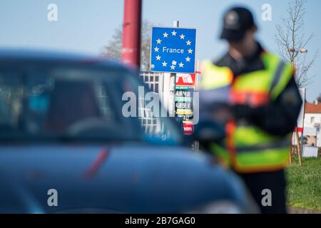 16 marzo 2020, Saarland, Saarbrücken: I funzionari della polizia federale controllano gli autisti che entrano in Germania dalla Francia. I cittadini francesi possono entrare in Germania solo se possono dimostrare di lavorare in Germania. Foto: Oliver Dietze/dpa Foto Stock