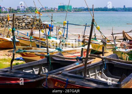 Sud Asia Sri Lanka Fort Galle città coloniale centro storico antico porto di pesca barche a vela porto spiaggia mare Oceano Indiano galleggianti reti Foto Stock