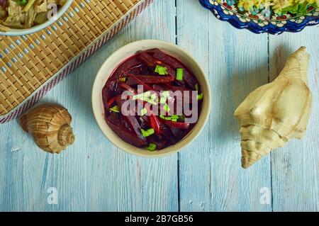 Meera Sodha's , curry di barbabietole, cucina dello Sri Lanka, piatti tradizionali assortiti, vista dall'alto. Foto Stock