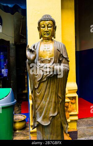 Asia meridionale Sri Lanka capitale Colombo 19 ° secolo Gangaramma Tempio Sri Jinaratna Road Ceylon Santuario buddista statua di metallo Buddha in piedi Foto Stock