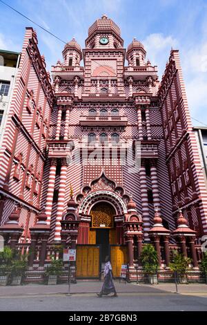 Asia meridionale Sri Lanka capitale Colombo Main Street Pettah ornato Jami-ul-Alfar Moschea ornata facciata a strisce rosse e bianche scena strada uomo sarong Foto Stock