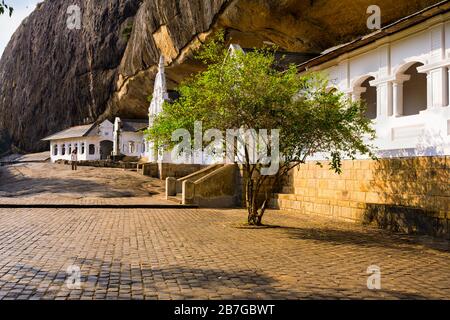 Asia meridionale Sri Lanka Dambulla Ceylon 1st secolo 5 Rock cortile porta casa Grotta Templi esterno complesso buddista Bandiere simbolo fede e pace Foto Stock