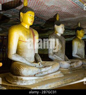 Asia meridionale Sri Lanka Tempio della Grotta di Dambulla Ceylon 1st secolo 5 templi di roccia Grotta 2 statue interne Buddha statue figure Foto Stock